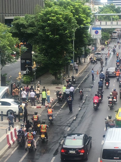 Thủ đô Bangkok của Thái Lan rung chuyển bởi hàng loạt vụ nổ - Ảnh 1.