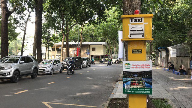  Cận cảnh những điểm đón taxi hoang phế ở Sài Gòn  - Ảnh 1.