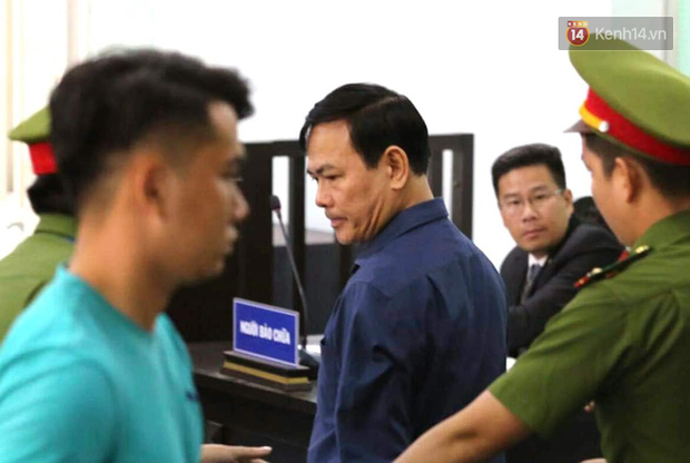 Ông Nguyễn Hữu Linh rời khỏi tòa bằng ô tô riêng sau khi bị tuyên án 18 tháng tù - Ảnh 1.