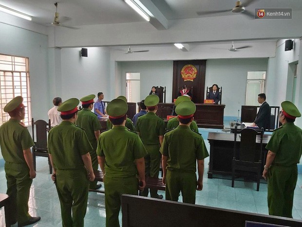 Ông Nguyễn Hữu Linh rời khỏi tòa bằng ô tô riêng sau khi bị tuyên án 18 tháng tù - Ảnh 2.