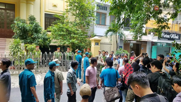 Ông Nguyễn Hữu Linh rời khỏi tòa bằng ô tô riêng sau khi bị tuyên án 18 tháng tù - Ảnh 5.