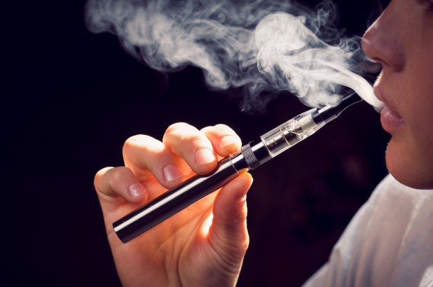 Ghi nhận người hút thuốc lá điện tử đầu tiên tử vong vì căn bệnh phổi bí ẩn - Ảnh 1.