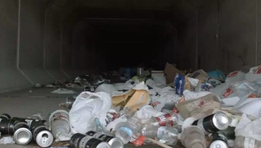  Góc khuất sau Las Vegas hào nhoáng: Cuộc sống chui rúc của “cư dân chuột chũi” trong đường hầm bẩn thỉu, nhặt thức ăn thừa từ thùng rác  - Ảnh 16.