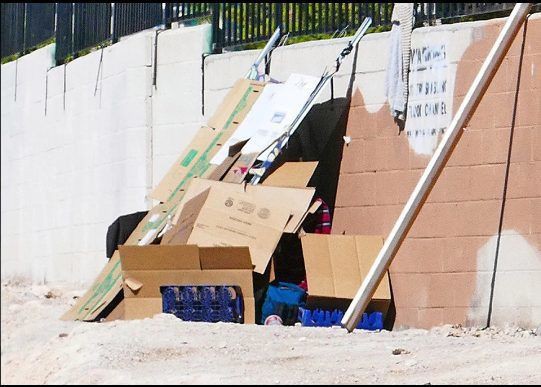  Góc khuất sau Las Vegas hào nhoáng: Cuộc sống chui rúc của “cư dân chuột chũi” trong đường hầm bẩn thỉu, nhặt thức ăn thừa từ thùng rác  - Ảnh 17.