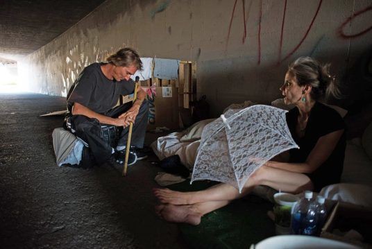  Góc khuất sau Las Vegas hào nhoáng: Cuộc sống chui rúc của “cư dân chuột chũi” trong đường hầm bẩn thỉu, nhặt thức ăn thừa từ thùng rác  - Ảnh 19.