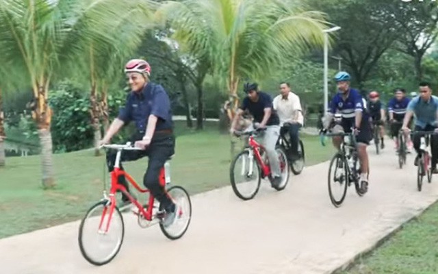Bí quyết sống khỏe ở tuổi 94 của Thủ tướng Malaysia: Đạp xe gần 11 km, không ăn no và chỉ ngủ 6 tiếng/ngày! - Ảnh 2. Bí quyết sống khỏe ở tuổi 94 của Thủ tướng Malaysia: Đạp xe gần 11 km, không ăn no và chỉ ngủ 6 tiếng/ngày! - Ảnh 2.