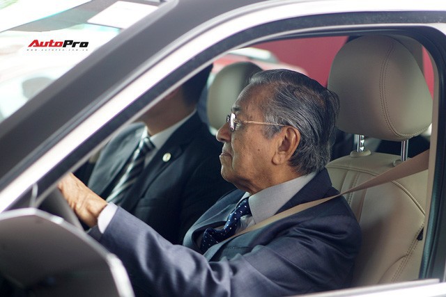 Thủ tướng Malaysia lái thử VinFast Lux SA2.0: Xe đẹp, khoẻ nhưng tiếc mới được lái 100km/h - Ảnh 3.