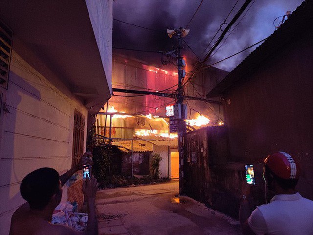 Hà Nội: Đang cháy ngùn ngụt tại nhà máy phích nước Rạng Đông  - Ảnh 3.