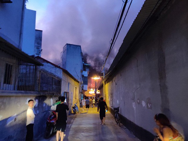 Hà Nội: Đang cháy ngùn ngụt tại nhà máy phích nước Rạng Đông  - Ảnh 5.