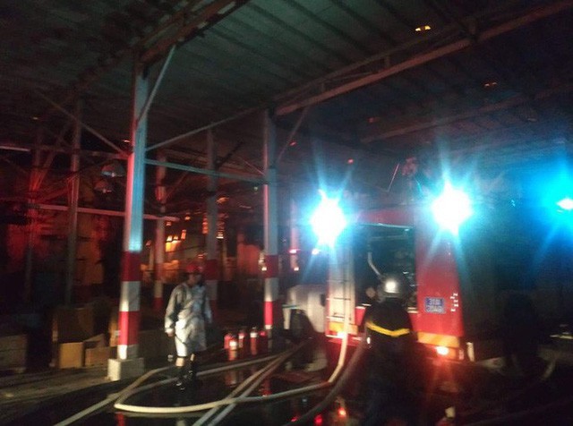 Hà Nội: Đang cháy ngùn ngụt tại nhà máy phích nước Rạng Đông  - Ảnh 6.