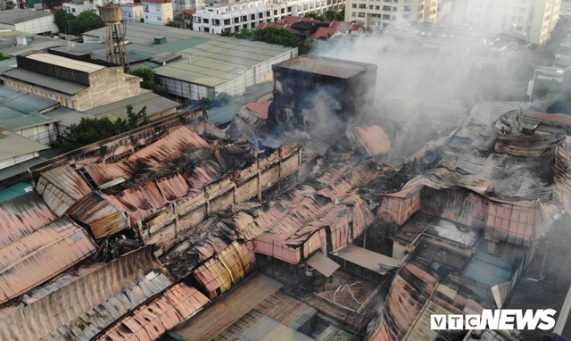 Lính cứu hoả vào từng ngóc ngách dập đám cháy ở Công ty Rạng Đông, dân xung quanh vẫn sơ tán - Ảnh 2.