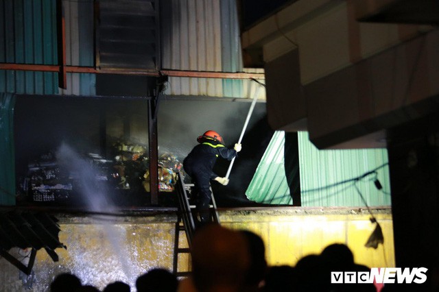 Lính cứu hoả vào từng ngóc ngách dập đám cháy ở Công ty Rạng Đông, dân xung quanh vẫn sơ tán - Ảnh 11.