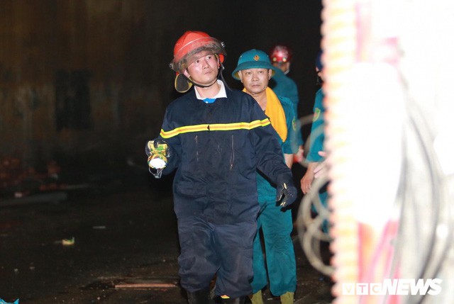 Lính cứu hoả vào từng ngóc ngách dập đám cháy ở Công ty Rạng Đông, dân xung quanh vẫn sơ tán - Ảnh 12.