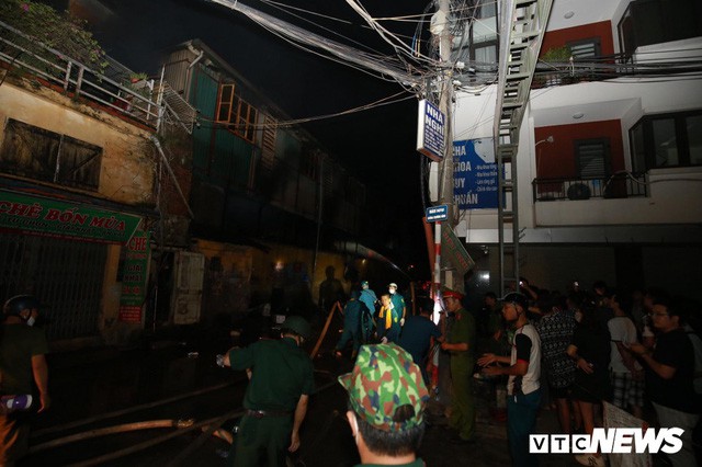 Lính cứu hoả vào từng ngóc ngách dập đám cháy ở Công ty Rạng Đông, dân xung quanh vẫn sơ tán - Ảnh 13.