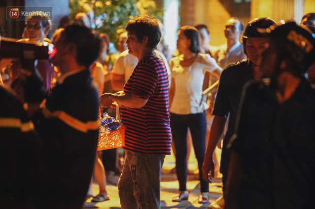 “Vụ cháy Rạng Đông” hơn 5 tiếng và tình người dân - người lính trong hoả hoạn: Cảm ơn những chiến sĩ dũng cảm - Ảnh 16. “Vụ cháy Rạng Đông” hơn 5 tiếng và tình người dân - người lính trong hoả hoạn: Cảm ơn những chiến sĩ dũng cảm - Ảnh 16.