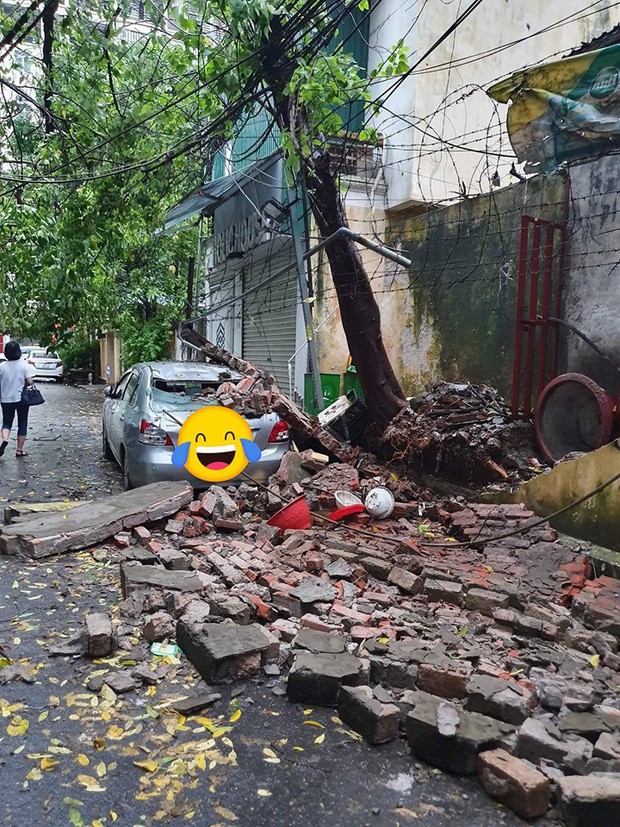 Cây xanh đổ khắp Hà Nội do ảnh hưởng của bão số 4, một thanh niên 26 tuổi tử vong thương tâm - Ảnh 22.