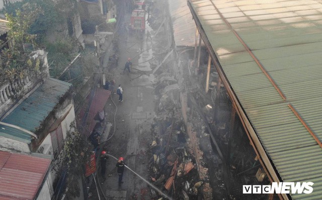 Lính cứu hoả vào từng ngóc ngách dập đám cháy ở Công ty Rạng Đông, dân xung quanh vẫn sơ tán - Ảnh 5.