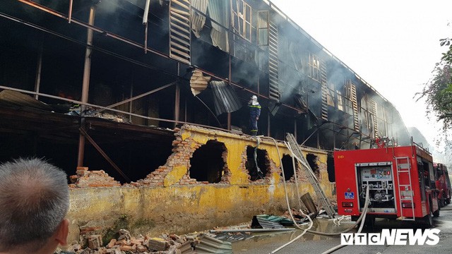 Lính cứu hoả vào từng ngóc ngách dập đám cháy ở Công ty Rạng Đông, dân xung quanh vẫn sơ tán - Ảnh 6.