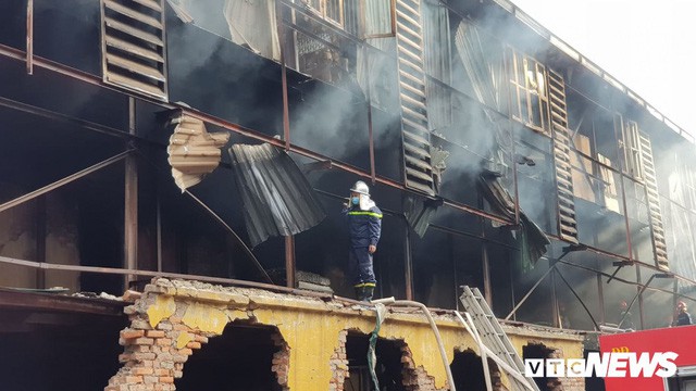 Lính cứu hoả vào từng ngóc ngách dập đám cháy ở Công ty Rạng Đông, dân xung quanh vẫn sơ tán - Ảnh 7.