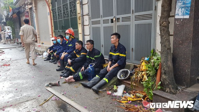 Lính cứu hoả vào từng ngóc ngách dập đám cháy ở Công ty Rạng Đông, dân xung quanh vẫn sơ tán - Ảnh 9.