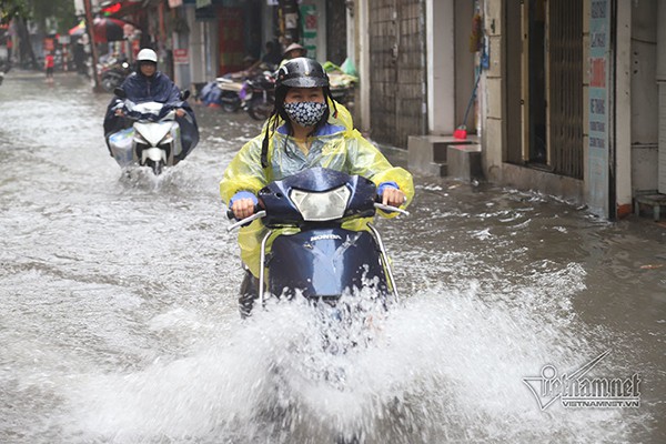 Bão số 3 suy yếu, Hà Nội vẫn mưa to, nguy cơ ngập nhiều phố - Ảnh 1.