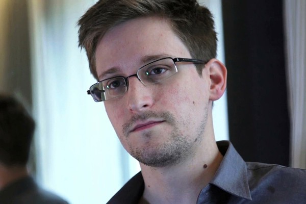 Edward Snowden: Facebook và Instagram đang theo dõi bạn - Ảnh 1.