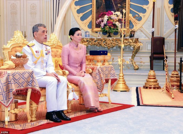 Lần đầu tiên trong lịch sử hiện đại, vua Thái Lan công bố vợ lẽ, sắc phong Hoàng quý phi, vẻ mặt Hoàng hậu ngồi bên cạnh mới đáng chú ý - Ảnh 4.