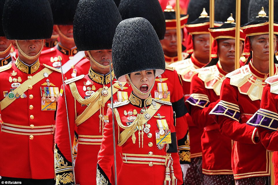 Hóa ra Hoàng quý phi Thái Lan đã âm thầm cạnh tranh với vợ cả từ lâu với những điểm giống nhau đến ngỡ ngàng - Ảnh 5.