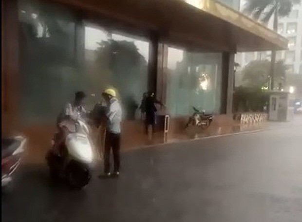 Bảo vệ khách sạn 5 sao ở Hà Nội không cho người dân trú mưa, quản lý lên tiếng: Đó là đường của khách VIP đến, đỗ như vậy gây cản trở - Ảnh 3.