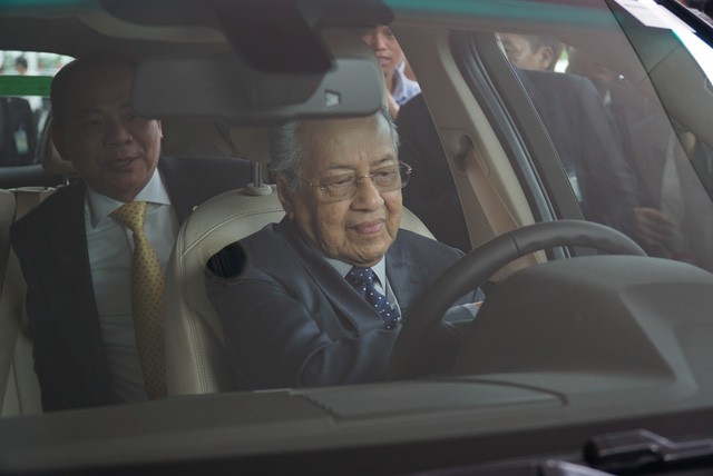  Chủ tịch Vingroup tiết lộ tốc độ gây sốc của Thủ tướng 94 tuổi lái xe Vinfast: 120 km/h  - Ảnh 1.