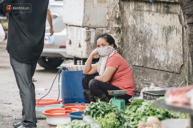 Cuộc sống xung quanh nhà kho Rạng Đông sau vụ cháy: Người lớn cay mắt và khó thở, trẻ nhỏ được sơ tán - Ảnh 17.