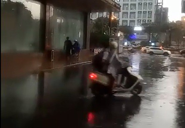 Bảo vệ khách sạn 5 sao ở Hà Nội không cho người dân trú mưa, quản lý lên tiếng: Đó là đường của khách VIP đến, đỗ như vậy gây cản trở - Ảnh 4.