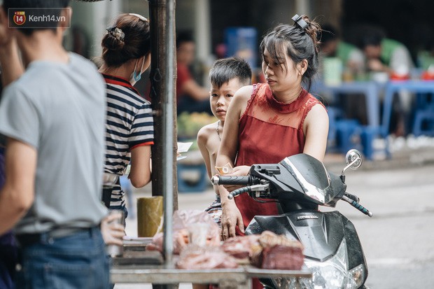 Cuộc sống xung quanh nhà kho Rạng Đông sau vụ cháy: Người lớn cay mắt và khó thở, trẻ nhỏ được sơ tán - Ảnh 7.