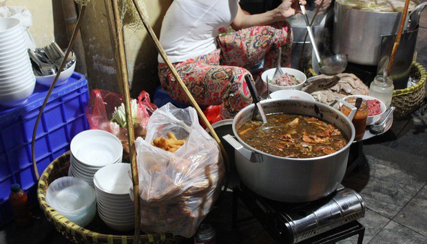 Những hàng ăn ở Hà Nội chỉ mở lúc rạng sáng và nghỉ bán khi mặt trời vừa lên, dù gió rét vẫn tấp nập người qua lại - Ảnh 4.