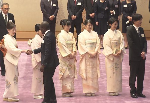 Hoàng hậu Masako tỏa sáng tại tiệc chiêu đãi với thần thái hơn người, vẻ đẹp xuất chúng trong bộ kimono truyền thống, trổ tài ngoại giao bên chồng - Ảnh 2. Hoàng hậu Masako tỏa sáng tại tiệc chiêu đãi với thần thái hơn người, vẻ đẹp xuất chúng trong bộ kimono truyền thống, trổ tài ngoại giao bên chồng - Ảnh 2.