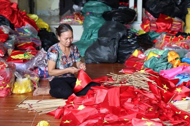  Hà Nội: Không khí nhộn nhịp ở làng nghề may cờ Tổ quốc  - Ảnh 2.