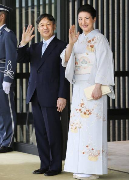  Hoàng hậu Masako tỏa sáng tại tiệc chiêu đãi với thần thái hơn người, vẻ đẹp xuất chúng trong bộ kimono truyền thống, trổ tài ngoại giao bên chồng  - Ảnh 4.