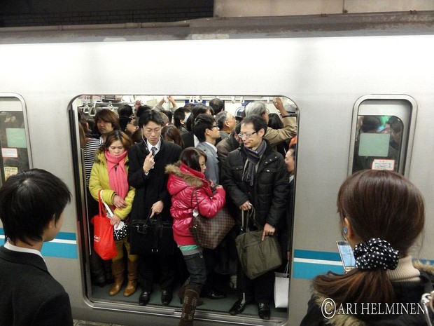  Những điều cấm kị du khách thường mắc phải khi đi tàu điện khiến người Nhật khó chịu, nhiều cái nghe vô lý nhưng lại rất… thuyết phục!  - Ảnh 3.
