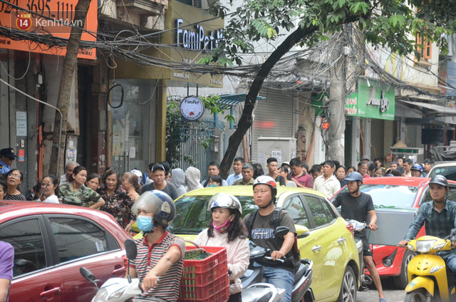  Ảnh, clip: Người dân Hà Nội đội mưa, xếp hàng dài cả tuyến phố để chờ mua bánh Trung thu Bảo Phương  - Ảnh 12.