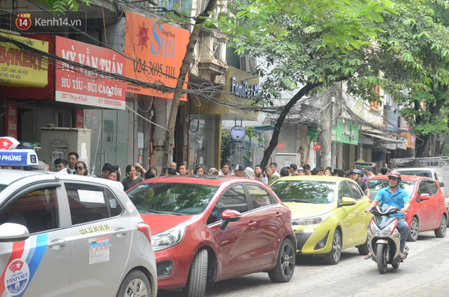  Ảnh, clip: Người dân Hà Nội đội mưa, xếp hàng dài cả tuyến phố để chờ mua bánh Trung thu Bảo Phương  - Ảnh 13.