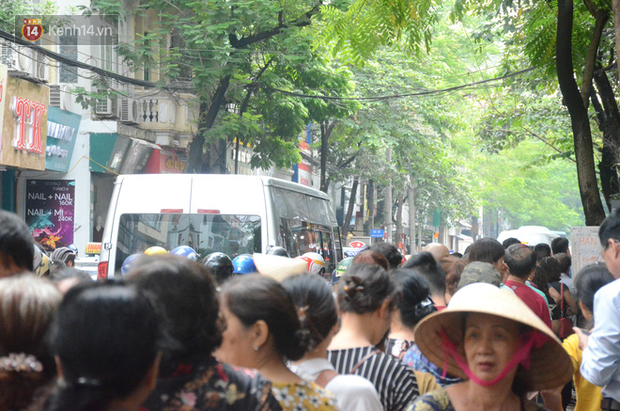  Ảnh, clip: Người dân Hà Nội đội mưa, xếp hàng dài cả tuyến phố để chờ mua bánh Trung thu Bảo Phương  - Ảnh 14.