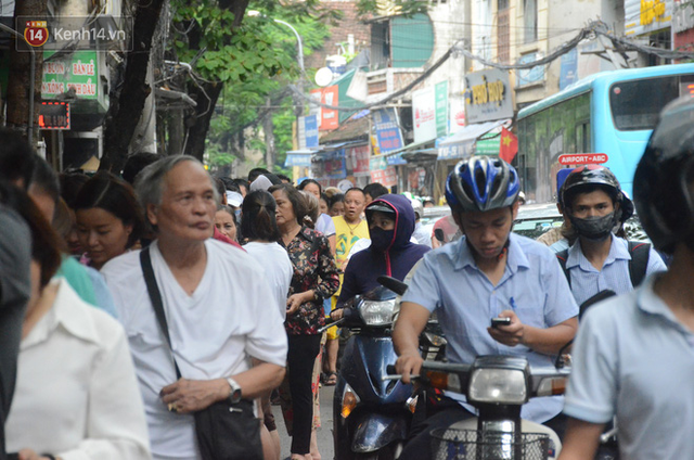  Ảnh, clip: Người dân Hà Nội đội mưa, xếp hàng dài cả tuyến phố để chờ mua bánh Trung thu Bảo Phương  - Ảnh 15.