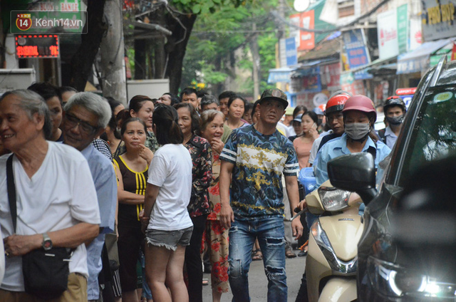  Ảnh, clip: Người dân Hà Nội đội mưa, xếp hàng dài cả tuyến phố để chờ mua bánh Trung thu Bảo Phương  - Ảnh 16.