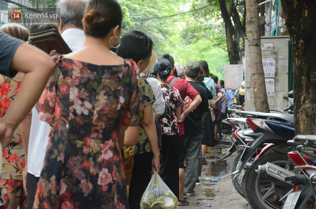  Ảnh, clip: Người dân Hà Nội đội mưa, xếp hàng dài cả tuyến phố để chờ mua bánh Trung thu Bảo Phương  - Ảnh 4.