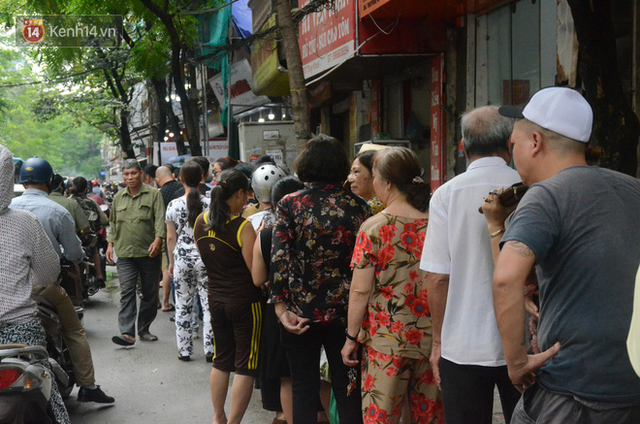  Ảnh, clip: Người dân Hà Nội đội mưa, xếp hàng dài cả tuyến phố để chờ mua bánh Trung thu Bảo Phương  - Ảnh 5.