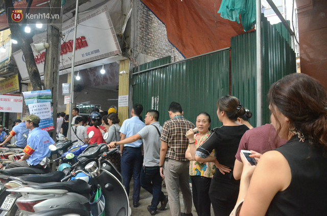  Ảnh, clip: Người dân Hà Nội đội mưa, xếp hàng dài cả tuyến phố để chờ mua bánh Trung thu Bảo Phương  - Ảnh 6.