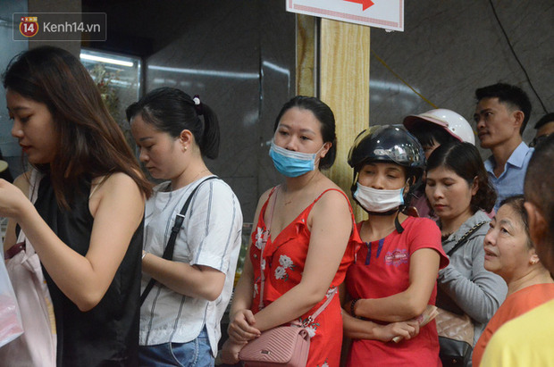  Ảnh, clip: Người dân Hà Nội đội mưa, xếp hàng dài cả tuyến phố để chờ mua bánh Trung thu Bảo Phương  - Ảnh 8.