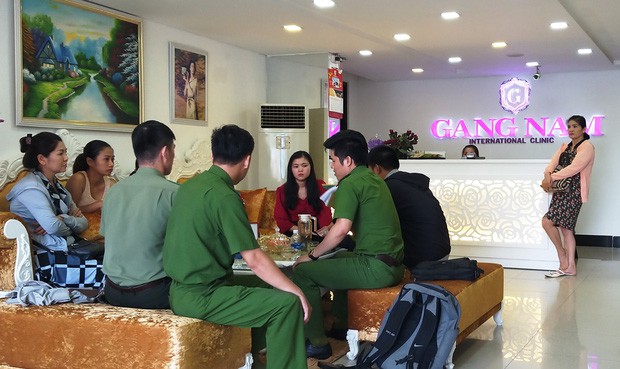 7 phụ nữ kéo đến thẩm mỹ viện ở Đà Nẵng đòi lại tiền vì... làm hoài mà không thấy đẹp - Ảnh 1.