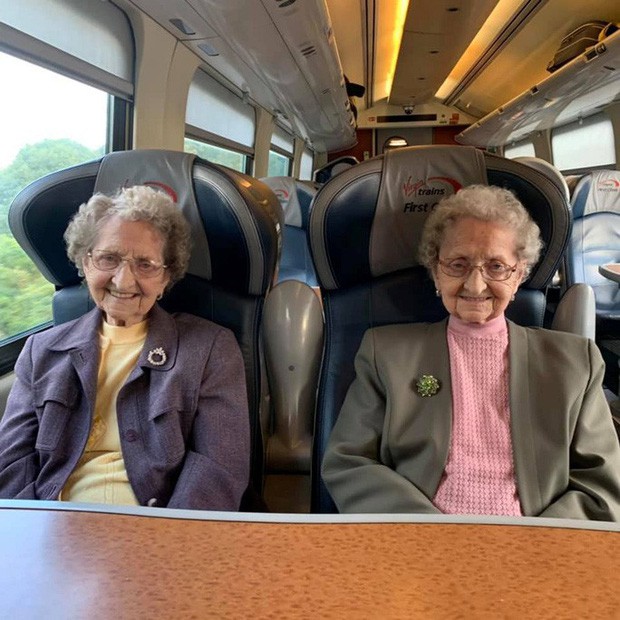 Cặp sinh đôi cao tuổi nhất nước Anh tiết lộ bí quyết sống lâu - Ảnh 2.