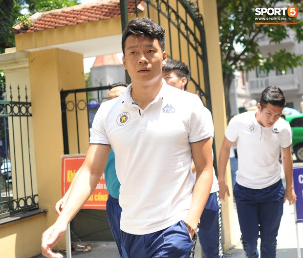 Cầu thủ Hà Nội FC đến bệnh viện thăm CĐV nữ bị bỏng nặng vì trúng pháo - Ảnh 4.